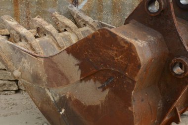 Kum havuzunda duran Kazıcı Yükleyici