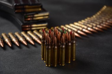5.56 mm NATO mühimmatı, makineli tüfek mermisi kemeri, şarjörlerde tüfek mermisi