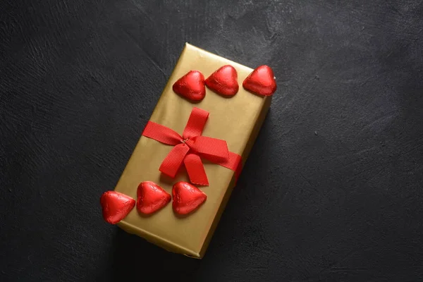 甘くロマンチックな瞬間とバレンタインデーのための愛の概念 真っ赤なハートの形をしたお菓子 — ストック写真