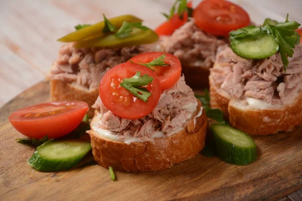 Öppen Smörgås Med Konserverad Tonfisk Gurka Tomater Inlagd Gurka — Stockfoto