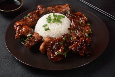 Beyaz pirinçli ev yapımı Filipinli Adobo Pork. Filipin usulü adobo 'nun yakın çekimi.