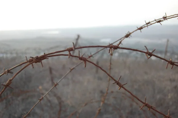 イスラエルのゴラン高原の地雷原の鉄条網 — ストック写真