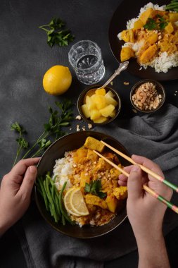 Arka planda siyah kâse içinde tavuk masajcısı körisi. Massaman köri, Tayland 'ın en iyi yemeği. Tavuk eti, patates, soğan ve birçok baharat Malay ve Tayland Müslüman kültürlerinden etkileniyor..