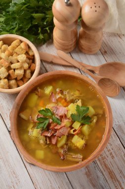 Pastırma, kızarmış soğan ve kruton ile mercimek bezelye çorbası garnitür