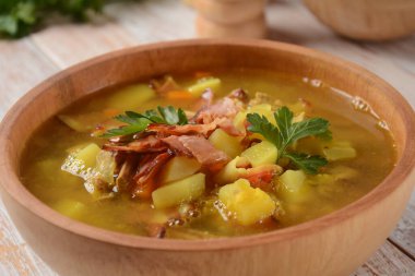 Pastırma, kızarmış soğan ve kruton ile mercimek bezelye çorbası garnitür