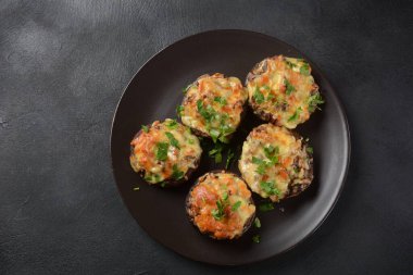 Krem peynirli, parmesanlı, sarımsaklı ve otlu mantar kapları..