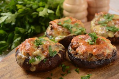 Krem peynirli, parmesanlı, sarımsaklı ve otlu mantar kapları..