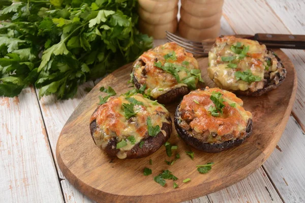 Krem peynirli, parmesanlı, sarımsaklı ve otlu mantar kapları..