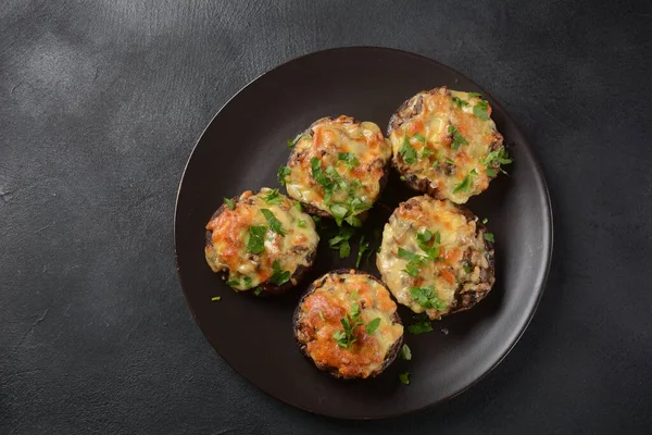 Krem peynirli, parmesanlı, sarımsaklı ve otlu mantar kapları..