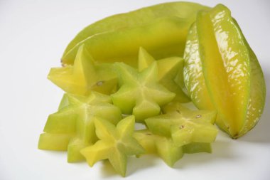 Taze olgun yıldız meyvesi ya da karambola, dilimlenmiş yıldız parçaları.