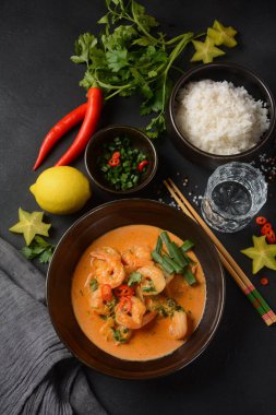 Tayland karidesleri kırmızı köri. Tayland geleneği karides ve hindistan cevizi sütüyle kırmızı köri çorbası. Panaeng Curry ve koyu arkaplan.