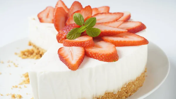 Ciasto Białego Sera Truskawkami Ozdobione Miętą — Zdjęcie stockowe