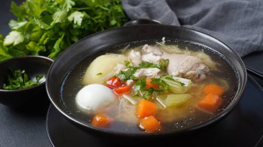 Güney Amerika Caldo de Gallina tavuk çorbası haşlanmış yumurta ve bitkilerle. Klasik Peru tavuk çorbası..
