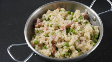 Klasik İtalyan pilavı, bezelye, parmesan peyniri, prosciutto. Risi e Bisi (Venedik usulü pirinç ve bezelye)