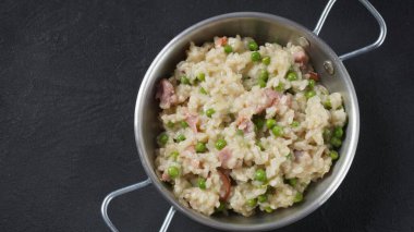 Klasik İtalyan pilavı, bezelye, parmesan peyniri, prosciutto. Risi e Bisi (Venedik usulü pirinç ve bezelye)