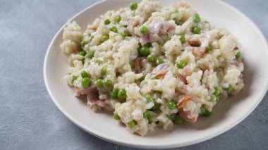 Klasik İtalyan pilavı, bezelye, parmesan peyniri, prosciutto. Risi e Bisi (Venedik usulü pirinç ve bezelye)