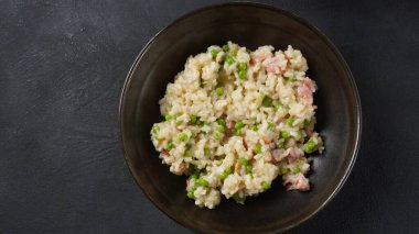 Klasik İtalyan pilavı, bezelye, parmesan peyniri, prosciutto. Risi e Bisi (Venedik usulü pirinç ve bezelye)