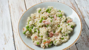 Klasik İtalyan pilavı, bezelye, parmesan peyniri, prosciutto. Risi e Bisi (Venedik usulü pirinç ve bezelye)