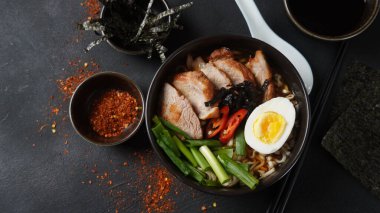 Haşlanmış yumurta, sebze, domuz eti ve soya soslu Ramen çorbası. Japon tonkotsu ramen, domuz kemiği çorbası.