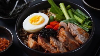 Haşlanmış yumurta, sebze, domuz eti ve soya soslu Ramen çorbası. Japon tonkotsu ramen, domuz kemiği çorbası.