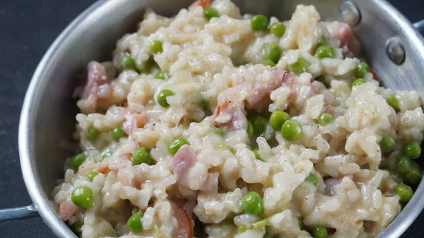 Klasik İtalyan pilavı, bezelye, parmesan peyniri, prosciutto. Risi e Bisi (Venedik usulü pirinç ve bezelye)
