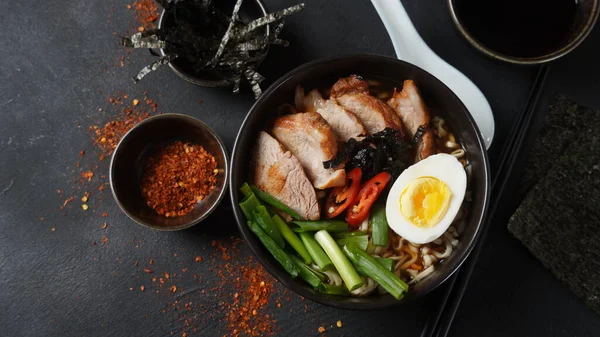 Haşlanmış yumurta, sebze, domuz eti ve soya soslu Ramen çorbası. Japon tonkotsu ramen, domuz kemiği çorbası.