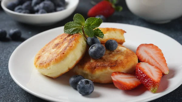 Süzme peynirli börek veya şurup veya taze yaban mersinli krep, çilek ve çilek reçeli. Lezzetli tatlı ya da tatlı kahvaltı. Rus, Ukrayna mutfağı