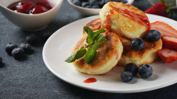 Süzme peynirli börek veya şurup veya taze yaban mersinli krep, çilek ve çilek reçeli. Lezzetli tatlı ya da tatlı kahvaltı. Rus, Ukrayna mutfağı