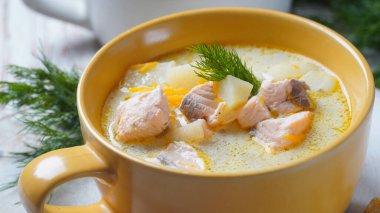 Somon, patates, soğan, havuç, dereotlu ve kerevizli kremalı balık çorbası. Kalakeitto - geleneksel Fin mutfağı ya da Rus Ukha Balık Kafa Çorbası. Sağlıklı gıda konsepti. Omega -3