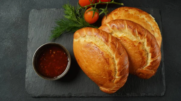 Latin Amerikai Sült Empanadas Paradicsomszósszal Argentin Empanada Egy Péksütemény Tele — Stock Fotó