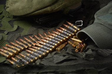 5.56 mm 'lik cephane, makineli tüfek mermisi kemeri, tüfek mühimmatı.