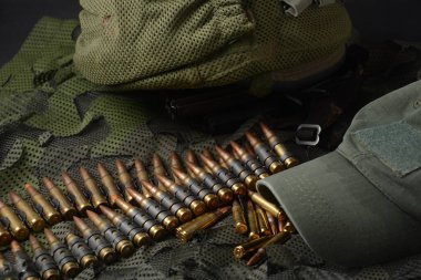 5.56 mm 'lik cephane, makineli tüfek mermisi kemeri, tüfek mühimmatı.