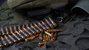 5.56 mm 'lik cephane, makineli tüfek mermisi kemeri, tüfek mühimmatı.