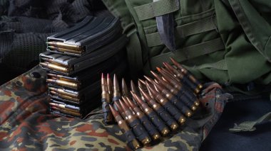 5.56 mm 'lik cephane, makineli tüfek mermisi kemer, şarjörlerde tüfek mermisi.