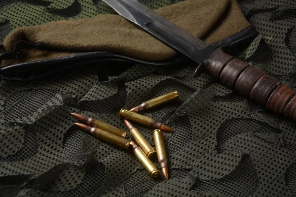 Фото Набоїв Бойового Тактичного Ножа Оливковим Військовим Беретом — стокове фото