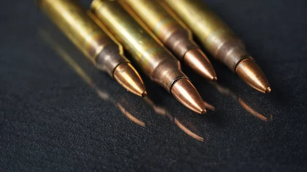 5.56 mm 'lik cephane, makineli tüfek mermisi kemeri, tüfek mühimmatı.