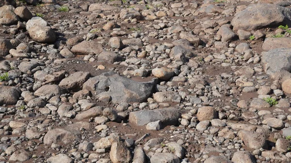 İsrail 'in kuzeyindeki Golan Tepeleri' ndeki Zavitan Nehri yolunda büyük taşlar var.