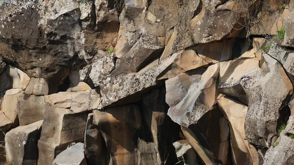 Yehudiya Ormanı Doğa Koruma Alanı 'ndaki Zavitan altıgen sütunlarının görüntüsü, Golan Tepeleri, Kuzey İsrail