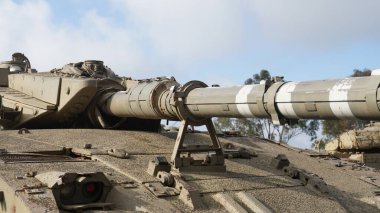 İsrail, 7. Tugay tank anıtı İsrail 'de sergilenen ana Merkava Mark I tankını yaptı. Merkava, İsrail Savunma Kuvvetleri tarafından kullanılan bir savaş tankıdır..