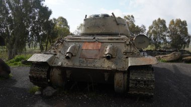 Sovyet yapımı T-34-55 tankının modernizasyonu İsrail 'deki 7. tugay tank anıtında sergileniyor..