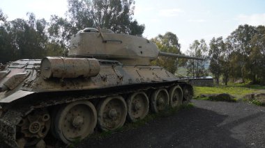 Sovyet yapımı T-34-55 tankının modernizasyonu İsrail 'deki 7. tugay tank anıtında sergileniyor..