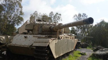 II. Dünya Savaşı sonrası dönemin birincil İngiliz Ordusu ana muharebe tankı olan Centurion, İsrail 'deki 7. tugay tank anıtında sergilenmektedir. İsrailli Sho Centurion tankının varyantı değil