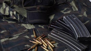 Ukrayna üniforması ve ordu siyah taktik başlığı, 5.56 mm mühimmat, şarjörlerde tüfek mühimmatı.
