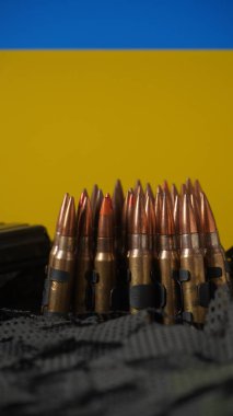Ulusal Ukrayna sembolü mavi-sarı bayrak ve 5.56 mm mühimmat, makineli tüfek mermileri kemer, şarjörlerde tüfek mühimmatı