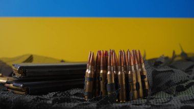Ulusal Ukrayna sembolü mavi-sarı bayrak ve 5.56 mm mühimmat, makineli tüfek mermileri kemer, şarjörlerde tüfek mühimmatı