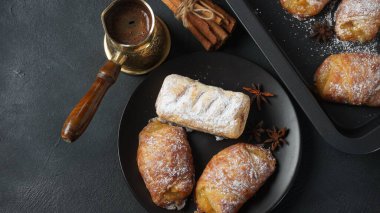 Puf böreği, tatlı olarak elmalı pasta.