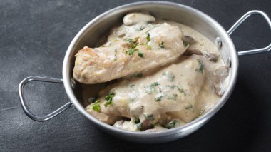 Kızarmış tavuk filetosu, krema soslu ve mantarlı.
