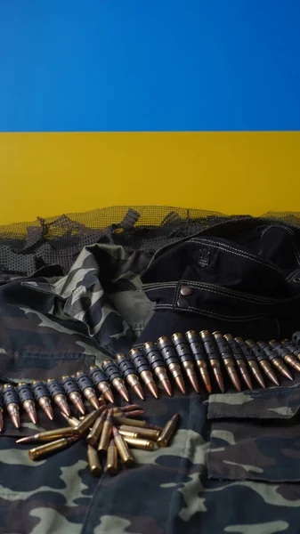 Blau Gelbe Flagge Der Ukraine Nationalsymbol 56Mm Munition Maschinengewehrkugelgürtel Gewehrmunition — Stockfoto