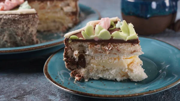 Çikolata kremalı ve mavi tabakta süslenmiş Kyiv keki.