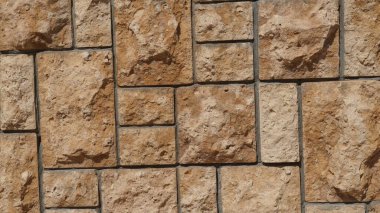 Taş bir duvarın dokusu. Eski kale taşından duvar dokusu. Arka plan ya da doku olarak taş duvar. Bir taş duvarın parçası, arkaplan veya doku için